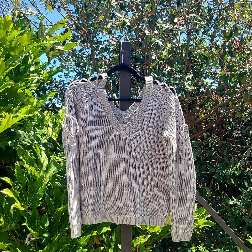 La Hearts Gray V-Neck Ribbed Sweater with Cold Shoulder Tie Up Size Small